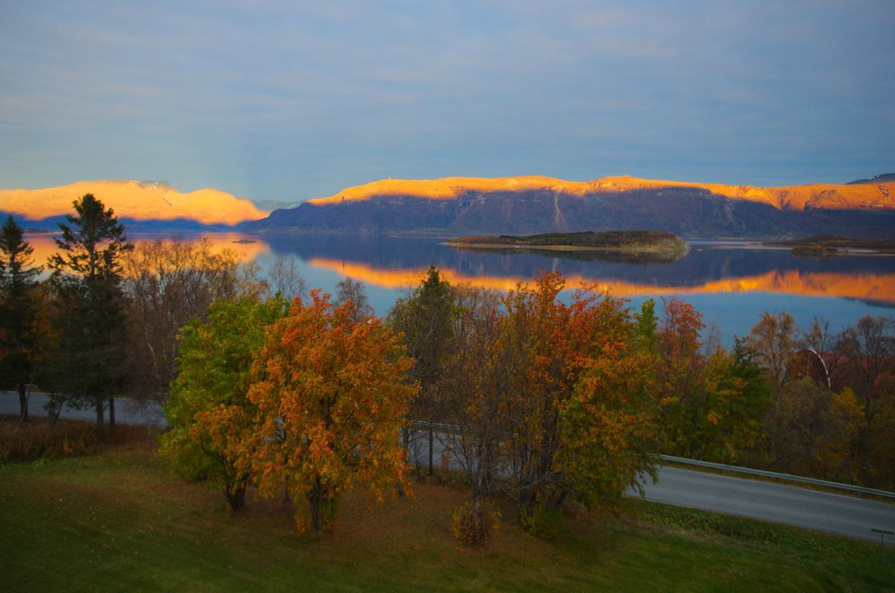 Solhov, Castle Of The Lyngen Alps Hotel Lyngseidet Екстериор снимка